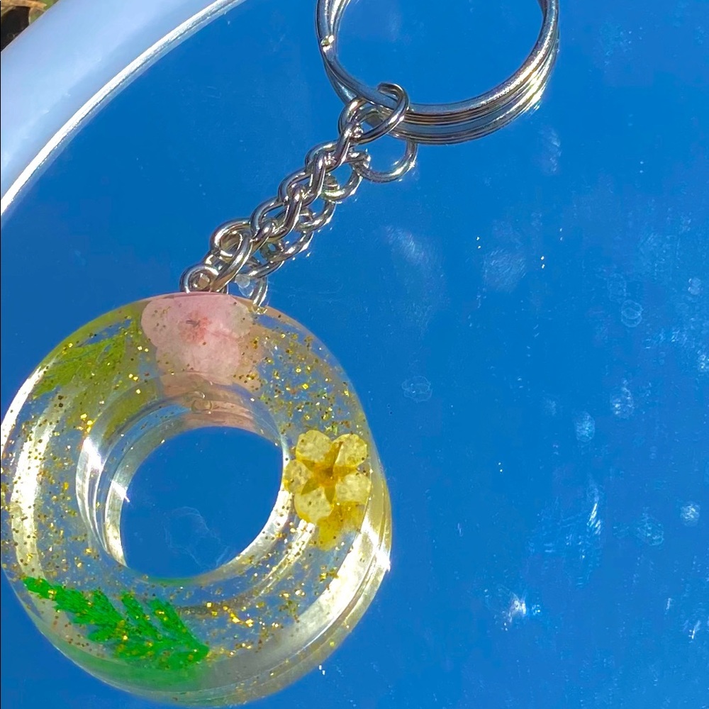 O FLOWER RESIN KEYCHAIN